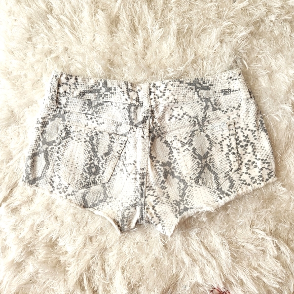 SEVEN7 Snakeskin Low-rise Denim Shorts, Size 26 - Picture 2 of 9